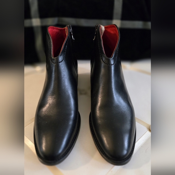 Leonardo Black Leather Ankle Boots with Vibrant Red Interior Leather Sole - Picture 4 of 9